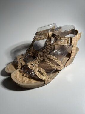 BareTraps Raeanne Sandals Gold Beige Women’s Size 8M Comfort Wedge